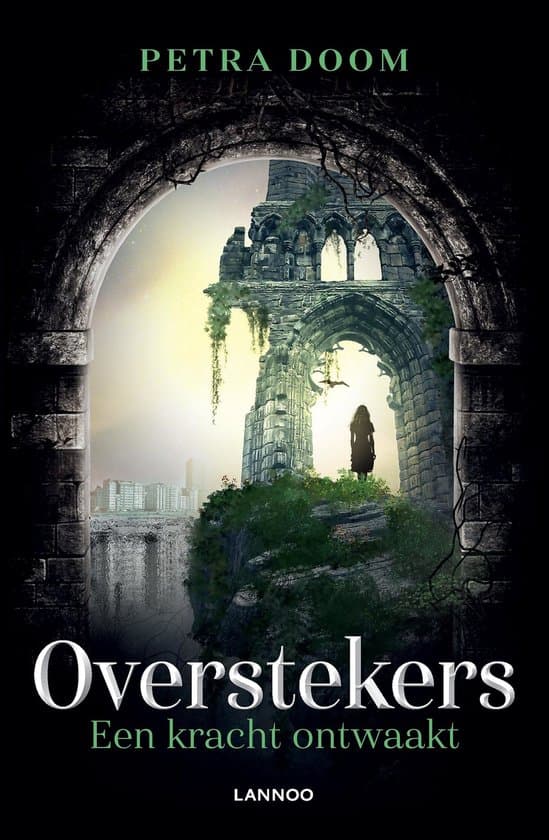 Omslag van Overstekers 1 - Een kracht ontwaakt