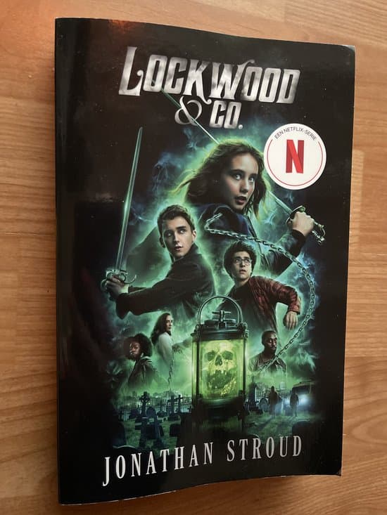 Omslag van Lockwood & co 1 - Lockwood + Co - 1 De schreeuwende wenteltrap (special Jarige Job 2023)